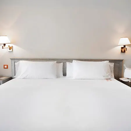 Tres Torres Atiram Hotel